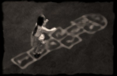 P23 - UNE FILLETTE SAUTAIT À CLOCHE - PIED-image2